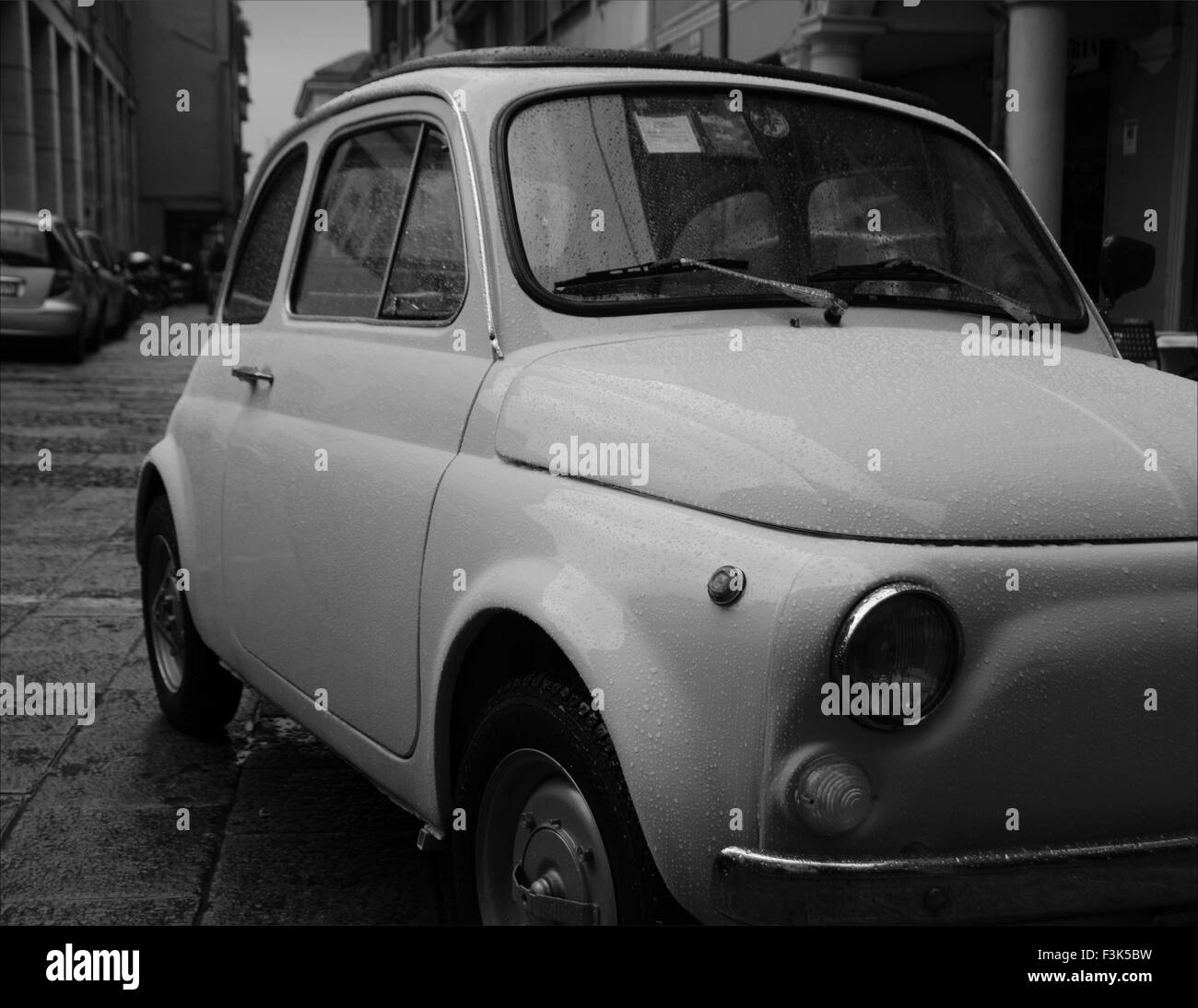Une ancienne Fiat 500 à Bologne, Italie Banque D'Images