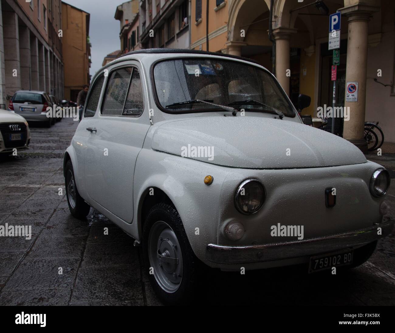 Une ancienne Fiat 500 à Bologne, Italie Banque D'Images