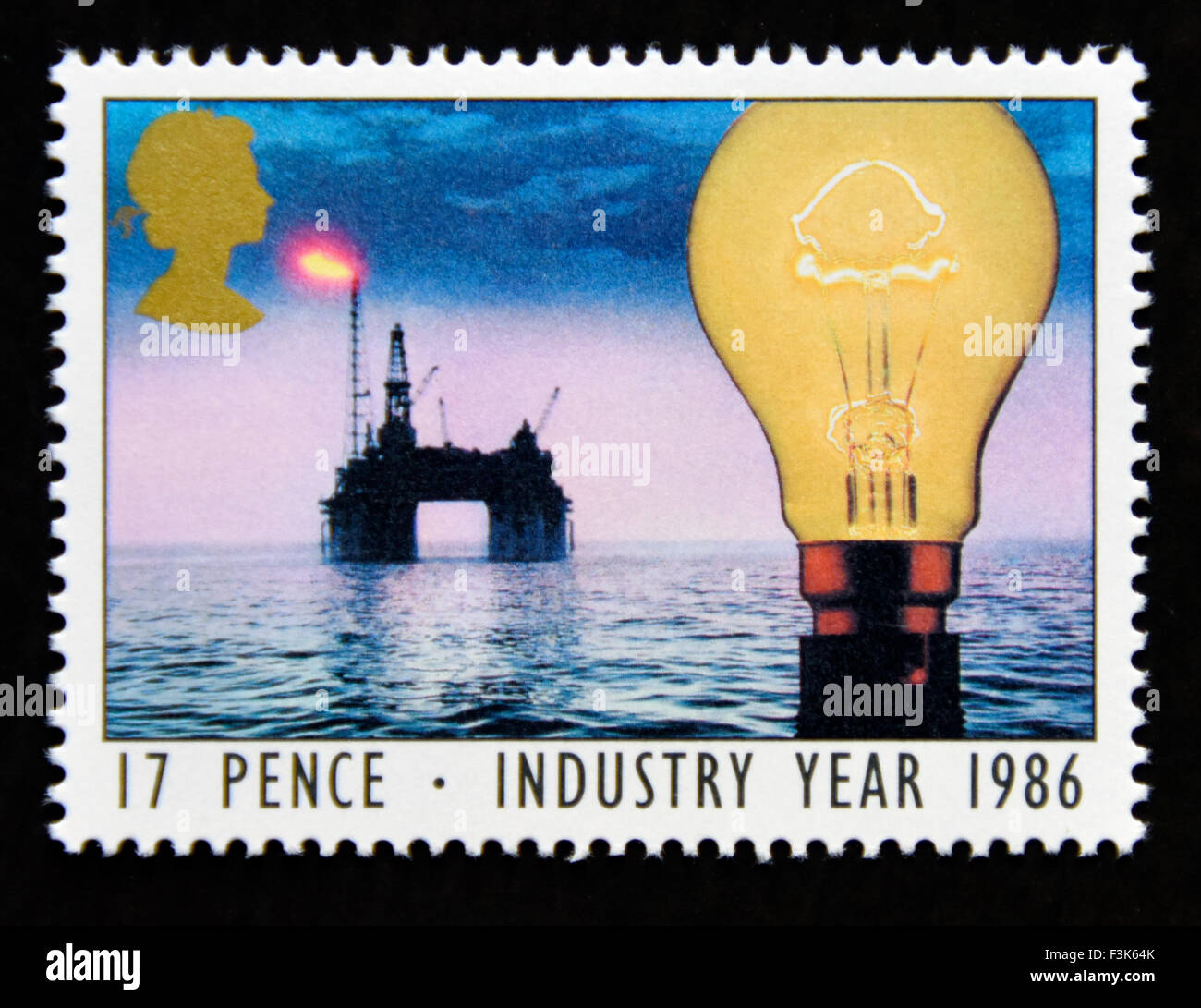 Timbre-poste. La Grande-Bretagne. La reine Elizabeth II. 1986. Année de l'industrie. Ampoule et mer du Nord de forage (Énergie). 17p. Banque D'Images