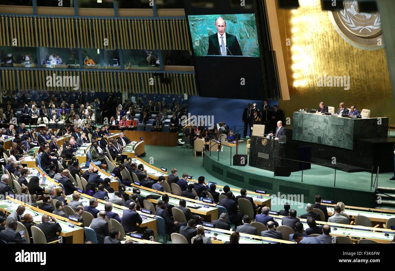 Le président russe Vladimir Poutine aborde la 70e session de l'Assemblée générale des Nations Unies au siège de l'ONU le 28 septembre 2015 à New York City, New York. Banque D'Images