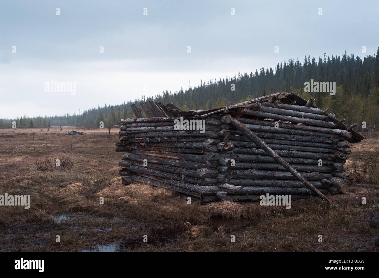 Grange à foin tombé à Kuusamo, Finlande. Banque D'Images