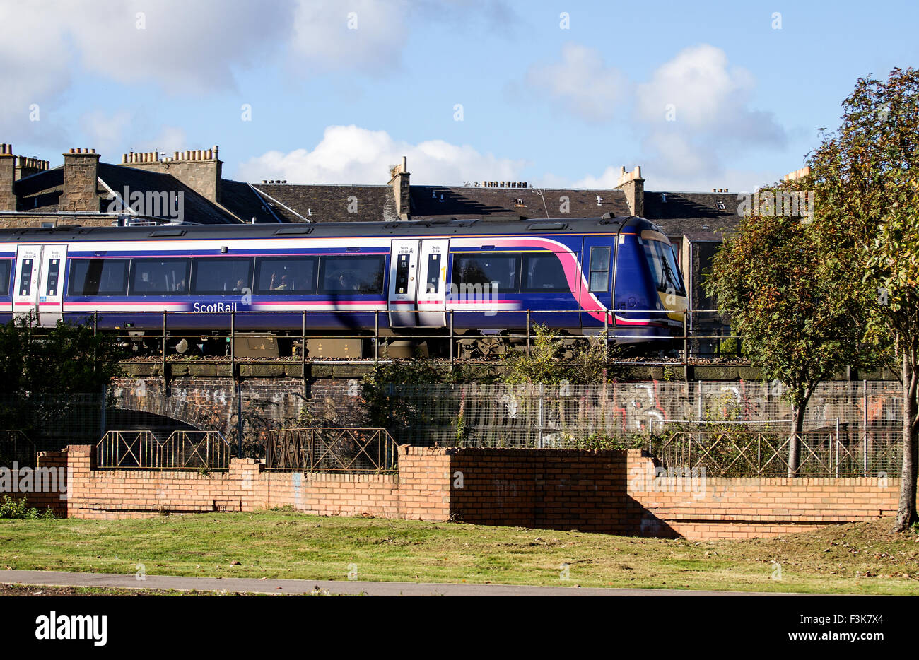 Scotrail commuter train approche de la gare de Dundee, Royaume-Uni Banque D'Images