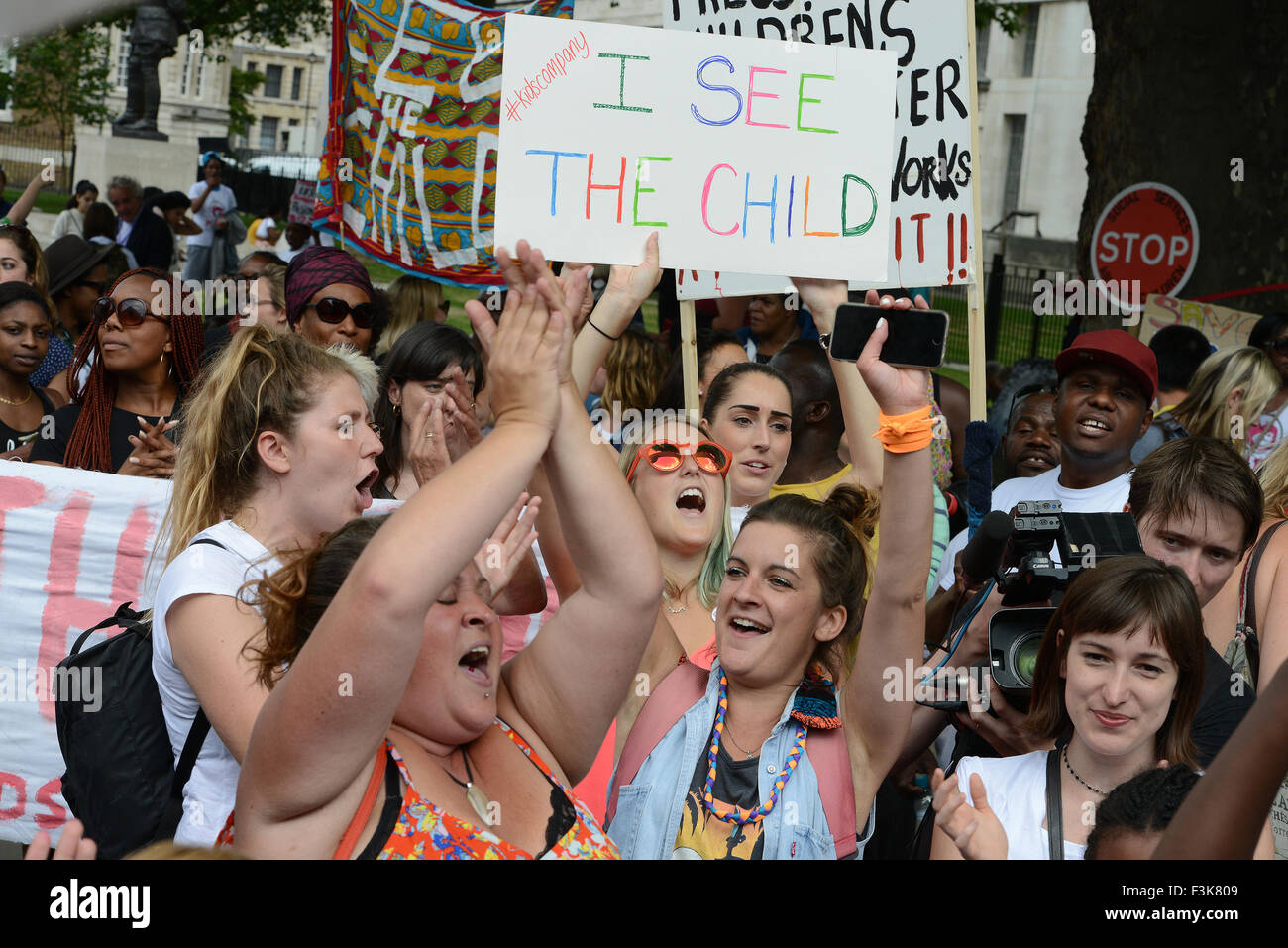 Les partisans de l'entreprise pour les enfants ont marché de la Camberwell à Downing Street pour protester contre la fermeture de l'organisme de bienfaisance. La protestation a été rejoint par des enfants, le fondateur de l'entreprise Camila Batmanghelidjh comprend : manifestants Où : London, Royaume-Uni Quand : 07 août 2015 Banque D'Images