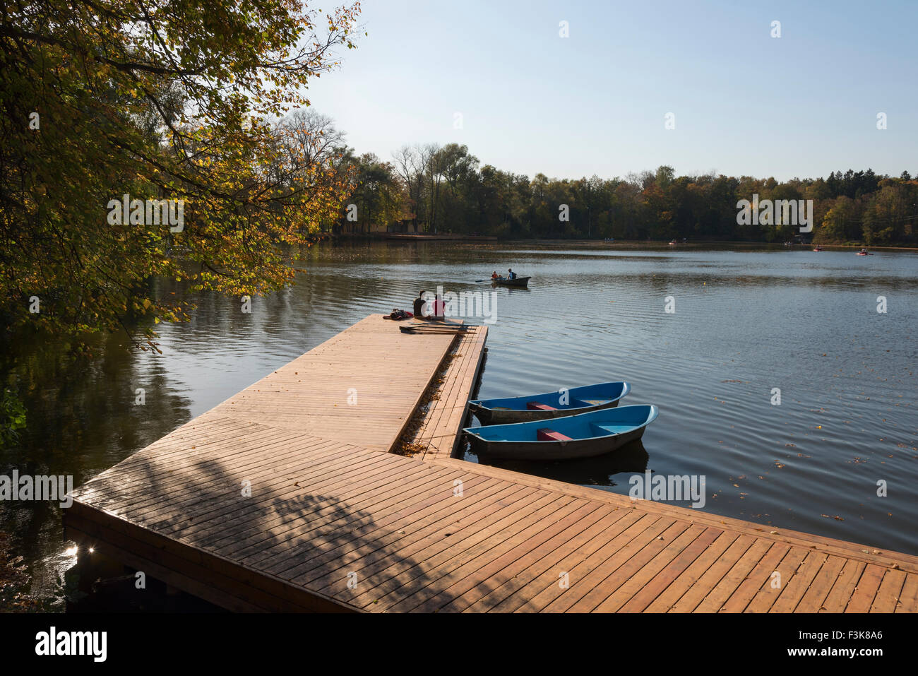 Autumn park, étang, amarrage des bateaux en bois et Banque D'Images