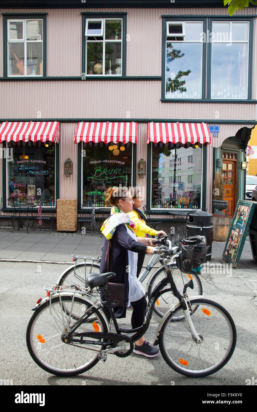 Les cyclistes à l'extérieur Le Bistro restaurant, Laugavegur, Reykjavik, Islande. Banque D'Images