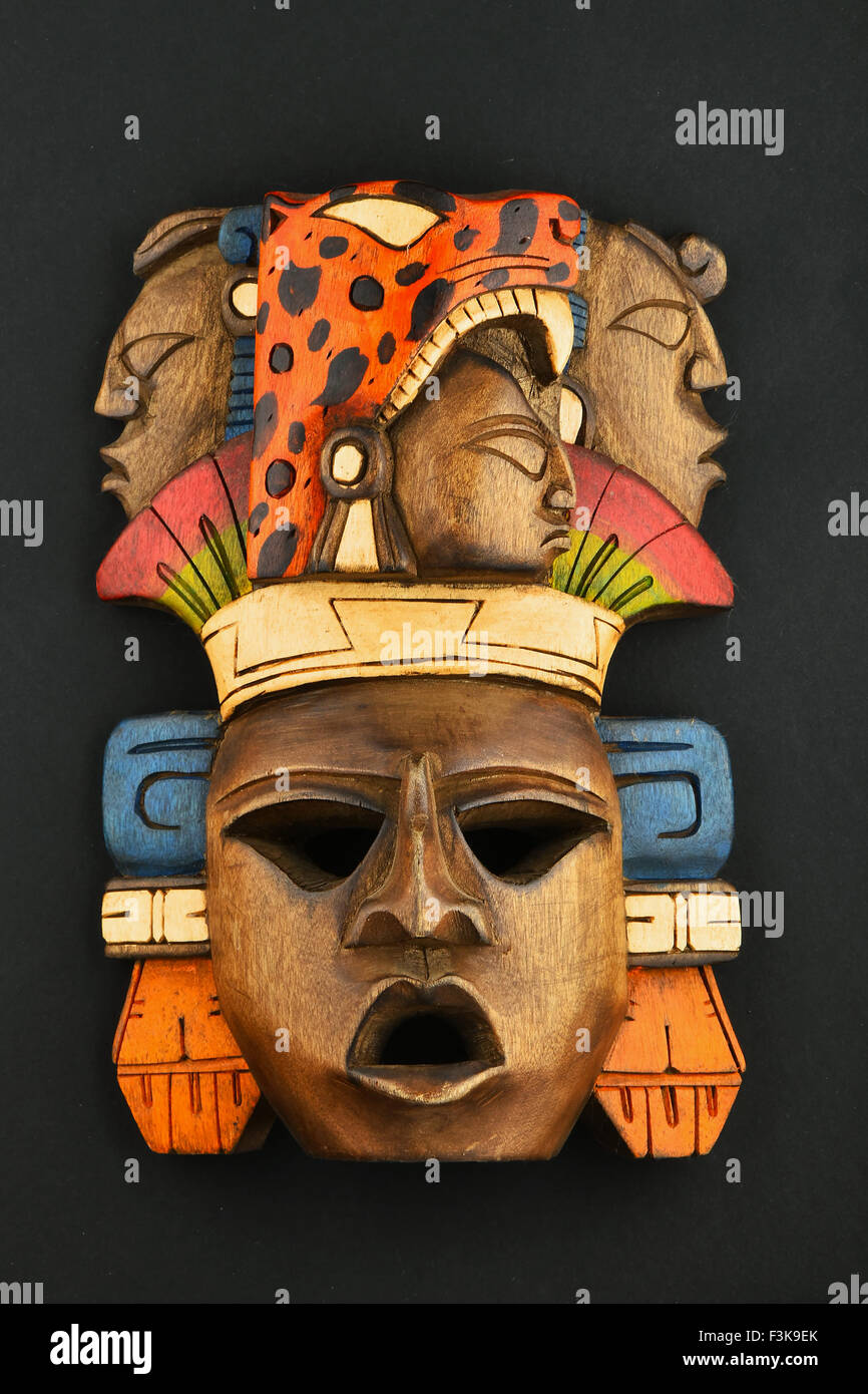 Aztèque Maya indiens peints avec masque en bois sculpté et jaguar rugissant des visages isolé sur fond de papier noir Banque D'Images