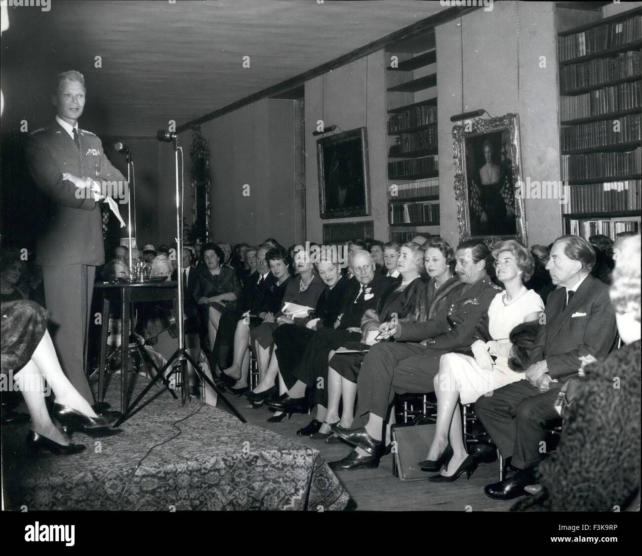 24 février 1950 - Soirée Country du général Norstad : répond aux membres de l'Union européenne d'expression anglaise à Paul Getty's guildford accueil. : Après la restauration début avec sir Lionel et Lady Heald, le général Norstad OTAN Supremo, sa femme, vous maréchal vicomte Alexander, Lady Alexander et d'autres social brasshats au ciel politique à Sutton Place voisins, accueil de Paul Getty millionnaire. Ici le général, qui avait fait un changement rapide dans l'uniforme est adressée aux membres de l'Union européenne parlant anglais Guildford qui avait été offert le somptueux salon Getty avec ses tableaux de Gainsborough pour leur célébrité m cloutés Banque D'Images