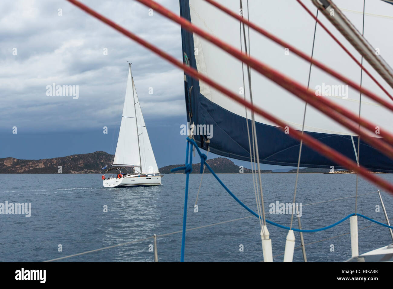 La voile. Voiliers de régate de voile sur la mer Egée. Yachts bateau à voiles blanches dans la mer ouverte. Bateaux de luxe. Banque D'Images