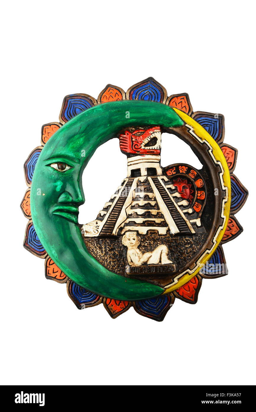 Souvenir Maya mexicaine Chichen Itza avec plaque céramique peint de lune, pyramide et fille isolée sur fond blanc Banque D'Images