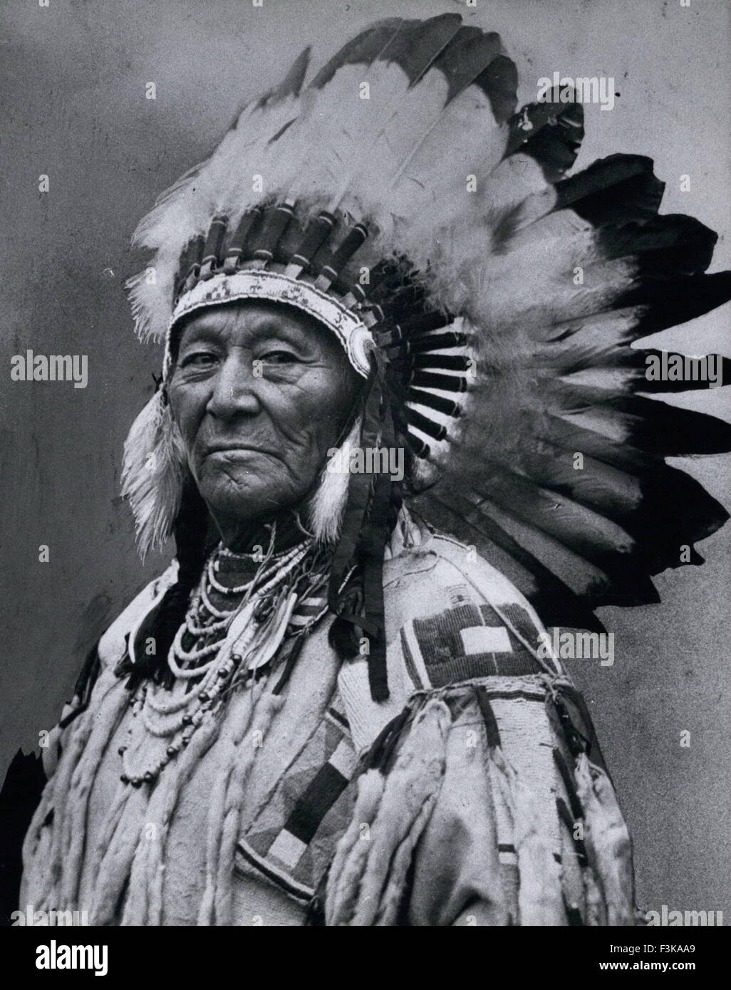 1925 - Chef de l'abondance de la Crow Indiens après avoir visité le président Harding. Beaucoup de coups d ''mtoute réalisation'' (1848 - 1932) était un chef-de-Corbeau et visionnaire. Il Crow alliées avec les blancs lors de la guerre de l'Ouest était combattue, parce que les Sioux et Cheyenne (qui se sont opposés à l'établissement des blancs de la région) étaient les ennemis traditionnels de la corneille. Beaucoup de coup a également connu une vision quand il est très jeune, que les non-autochtones, en fin de compte prendre le contrôle de sa patrie (Montana), donc il a toujours estimé que la coopération serait bénéfique pour son peuple bien plus que de l'opposition. (Crédit Banque D'Images 1925 - Chef de l'abondance de la Crow Indiens après avoir visité le président Harding. Beaucoup de coups d ''mtoute réalisation'' (1848 - 1932) était un chef-de-Corbeau et visionnaire. Il Crow alliées avec les blancs lors de la guerre de l'Ouest était combattue, parce que les Sioux et Cheyenne (qui se sont opposés à l'établissement des blancs de la région) étaient les ennemis traditionnels de la corneille. Beaucoup de coup a également connu une vision quand il est très jeune, que les non-autochtones, en fin de compte prendre le contrôle de sa patrie (Montana), donc il a toujours estimé que la coopération serait bénéfique pour son peuple bien plus que de l'opposition. (Crédit Banque D'Images