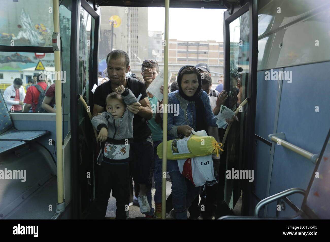 Le Pirée, Grèce. 05Th Oct, 2015. Les gens se précipitent dans le bus qui va les amener à la station de métro. Le ferry El. Venizelos a apporté 2 500 des réfugiés de l'île grecque de Lesbos au Pirée. Les réfugiés sont ensuite portés par les autobus de la station de métro, d'où ils voyageront dans l'Athènes et plus tard sur d'autres vers l'Europe occidentale. Le ferry est l'un des trois affrétés par le gouvernement grec pour le transport des réfugiés de l'îles grecques à Athènes sur une base continue. © Michael Debets/Pacific Press/Alamy Live News Banque D'Images