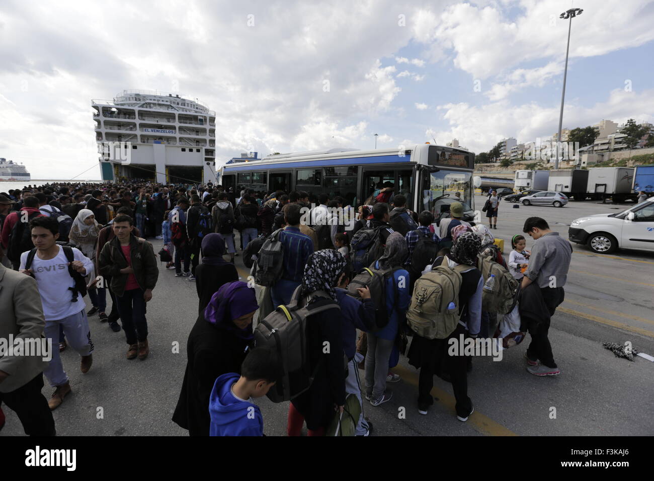 Le Pirée, Grèce. 05Th Oct, 2015. Les gens se précipitent dans le bus qui va les amener à la station de métro. Le ferry El. Venizelos a apporté 2 500 des réfugiés de l'île grecque de Lesbos au Pirée. Les réfugiés sont ensuite portés par les autobus de la station de métro, d'où ils voyageront dans l'Athènes et plus tard sur d'autres vers l'Europe occidentale. Le ferry est l'un des trois affrétés par le gouvernement grec pour le transport des réfugiés de l'îles grecques à Athènes sur une base continue. © Michael Debets/Pacific Press/Alamy Live News Banque D'Images