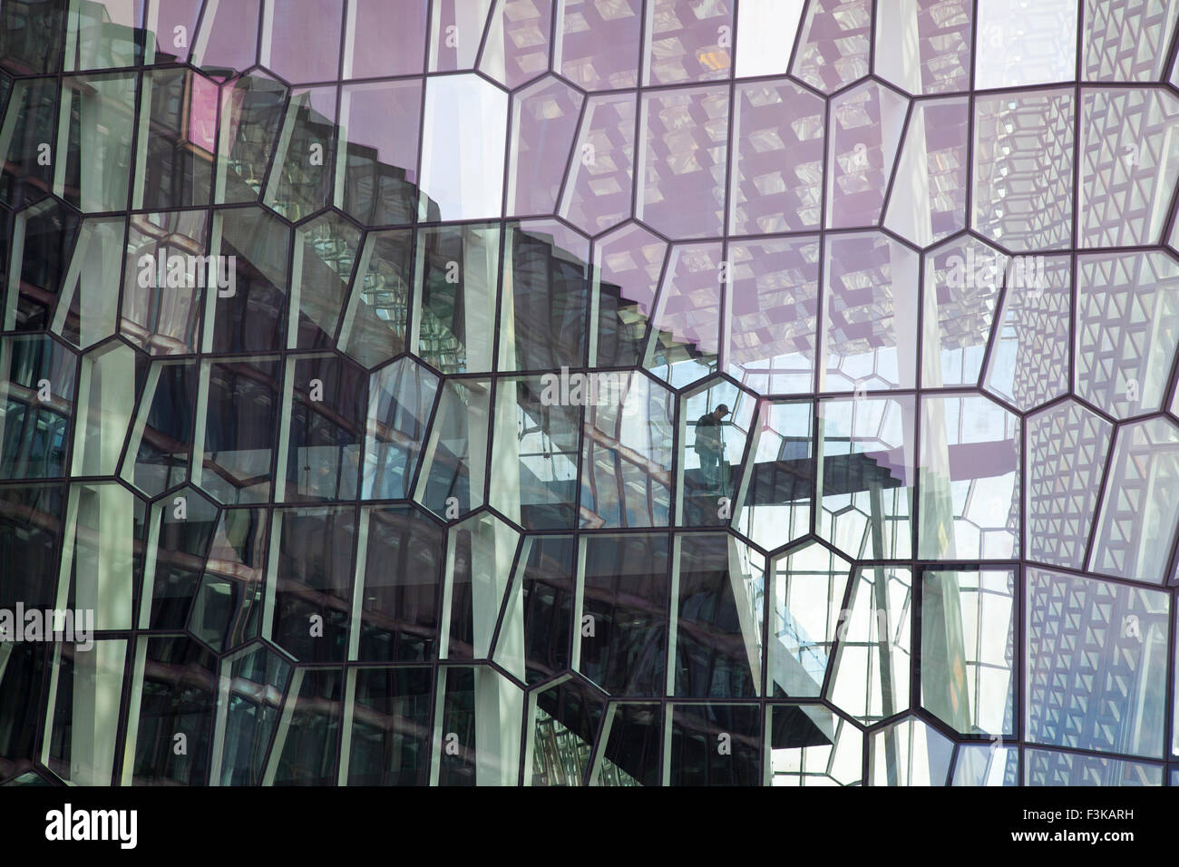Mur de verre extérieur géodésique Harpa Concert Hall, Reykjavik, Islande. Banque D'Images