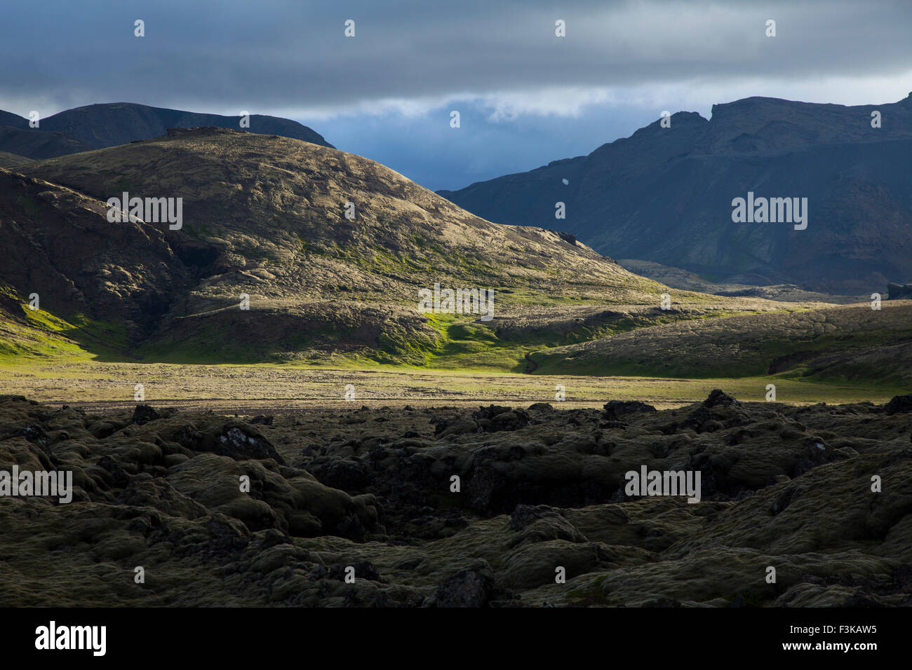 Paysage de montagnes volcaniques près de Hveragerdi, Sudherland, Islande. Banque D'Images