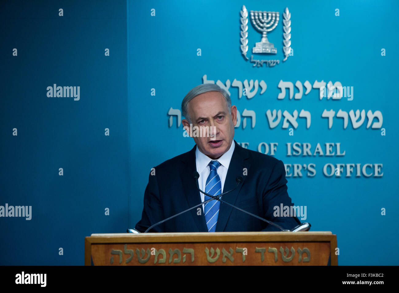 Jérusalem. 8 octobre, 2015. Le Premier ministre israélien Benjamin Netanyahu répond à une conférence de presse conjointe du bureau du premier ministre à Jérusalem, le 8 octobre 2015. Le Premier ministre israélien Benjamin Netanyahu a ordonné à la police d'interdire les visites de ministres et législateurs israéliens à Jérusalem est d'éclair de la mosquée al-Aqsa, représentants du gouvernement israélien a confirmé à Xinhua jeudi. Le mouvement vise à calmer les tensions de fortification entre Palestiniens et Juifs et en réduisant le niveau de la violence palestinienne. JINI ©/Xinhua/Alamy Live News Banque D'Images