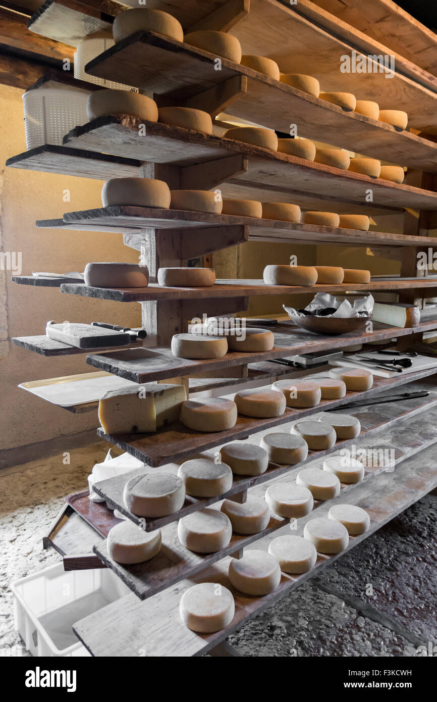 Chalet de montagne qui produit et vend des fromages faits maison. Banque D'Images