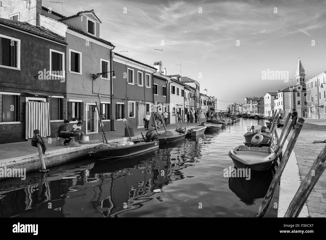 BURANO ITALIE VERS SEPTEMBRE 2015 : Burano est une île de la lagune de Venise connu pour ses typiques maisons aux couleurs vives et t Banque D'Images