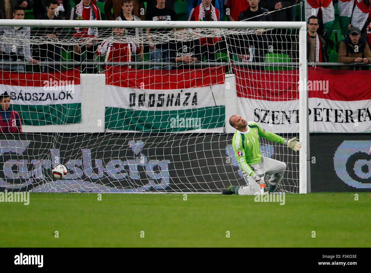 Budapest, Hongrie. 8 octobre, 2015. La balle est en Hongrois Gabor Kiraly a pour objectif au cours de la Hongrie par rapport aux îles Féroé, l'UEFA Euro 2016 football match qualificatif en Groupama Arena. Credit : Laszlo Szirtesi/Alamy Live News Banque D'Images