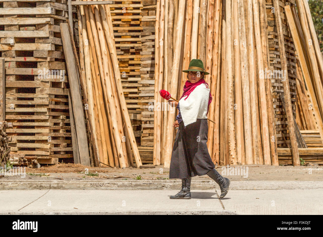 Paysanne andine Filage de la laine sur le rendez-vous Banque D'Images