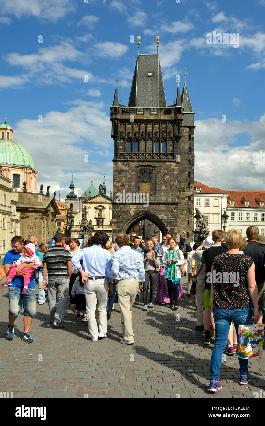 Les touristes sur le pont Charles de Prague en République tchèque. Banque D'Images