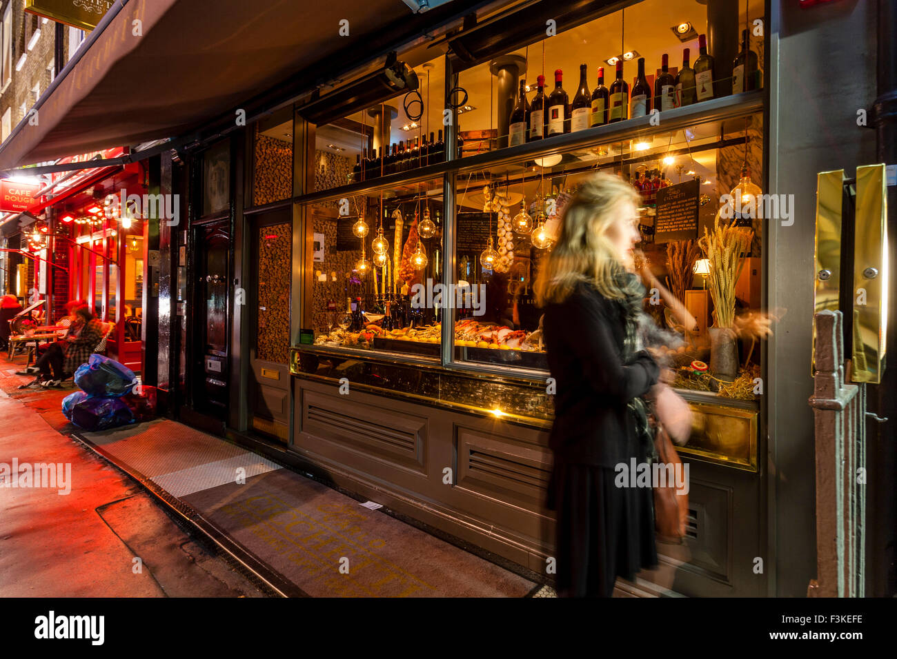 Une jeune femme Regarde le menu à l'extérieur d'un restaurant italien à Covent Garden, Londres, UK Banque D'Images Une jeune femme Regarde le menu à l'extérieur d'un restaurant italien à Covent Garden, Londres, UK Banque D'Images