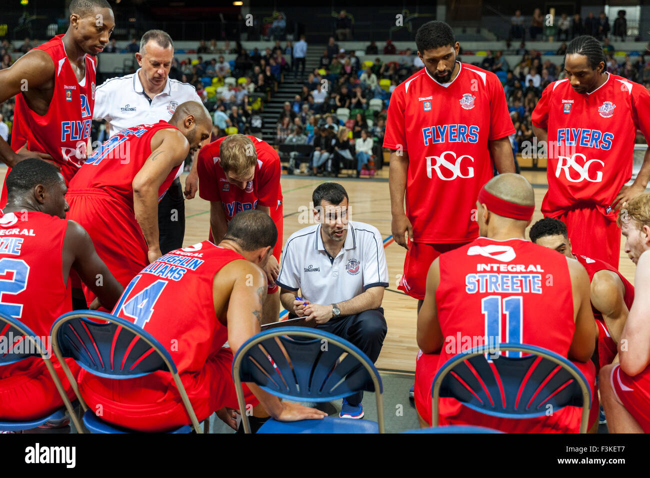 Londres, Royaume-Uni. 8 octobre 2015. L'entraîneur-chef des Flyers de Bristol Andreas Kapoulas explique sa stratégie pour l'équipe au cours de la London Lions contre Bristol Flyers BBL jeu à l'Arène de cuivre dans le parc olympique. Bristol Flyers gagner 76-64. Credit : Imageplotter/Alamy Live News Banque D'Images