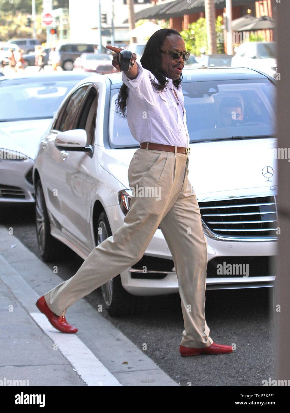 Earth, Wind & Fire bassiste Verdine White goes shopping à Beverly Hills avec : Verdine White Où : Los Angeles, California, United States Quand : 07 août 2015 Banque D'Images