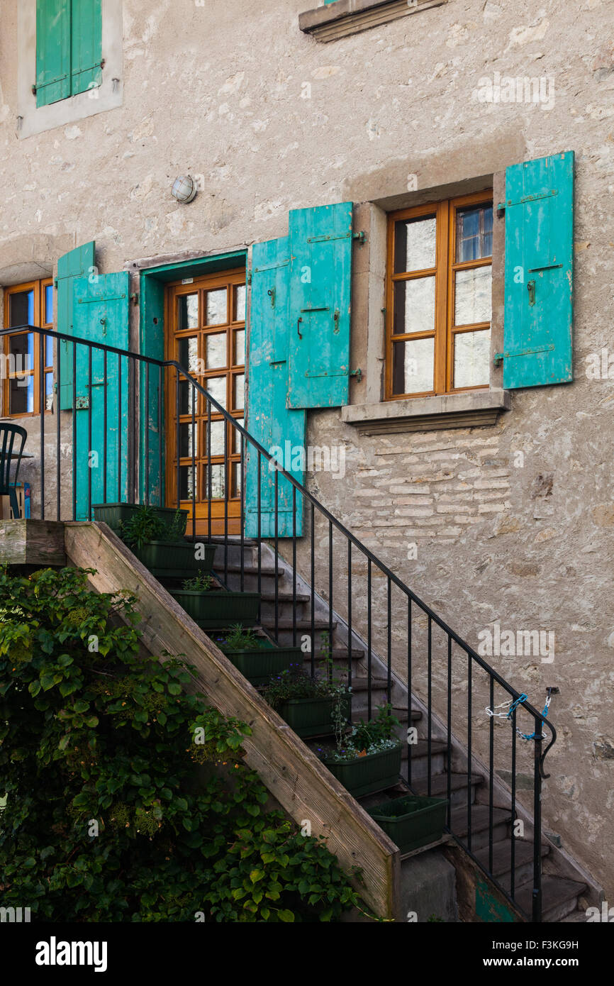 Escalier d'entrée à une entrée d'une maison du village d'Yvoire, france Banque D'Images