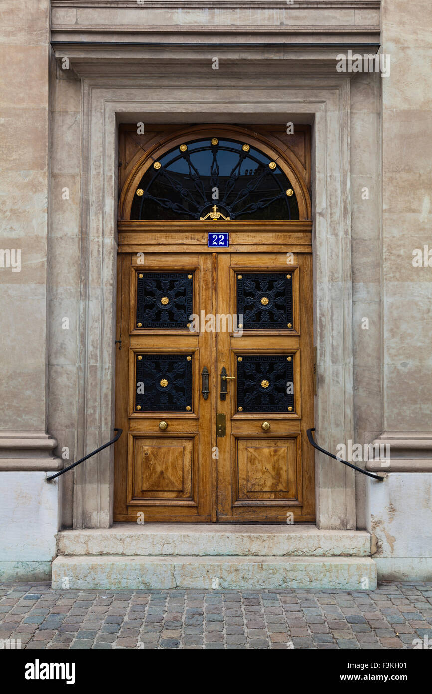 Old wooden door in geneva Banque de photographies et d'images à haute  résolution - Alamy