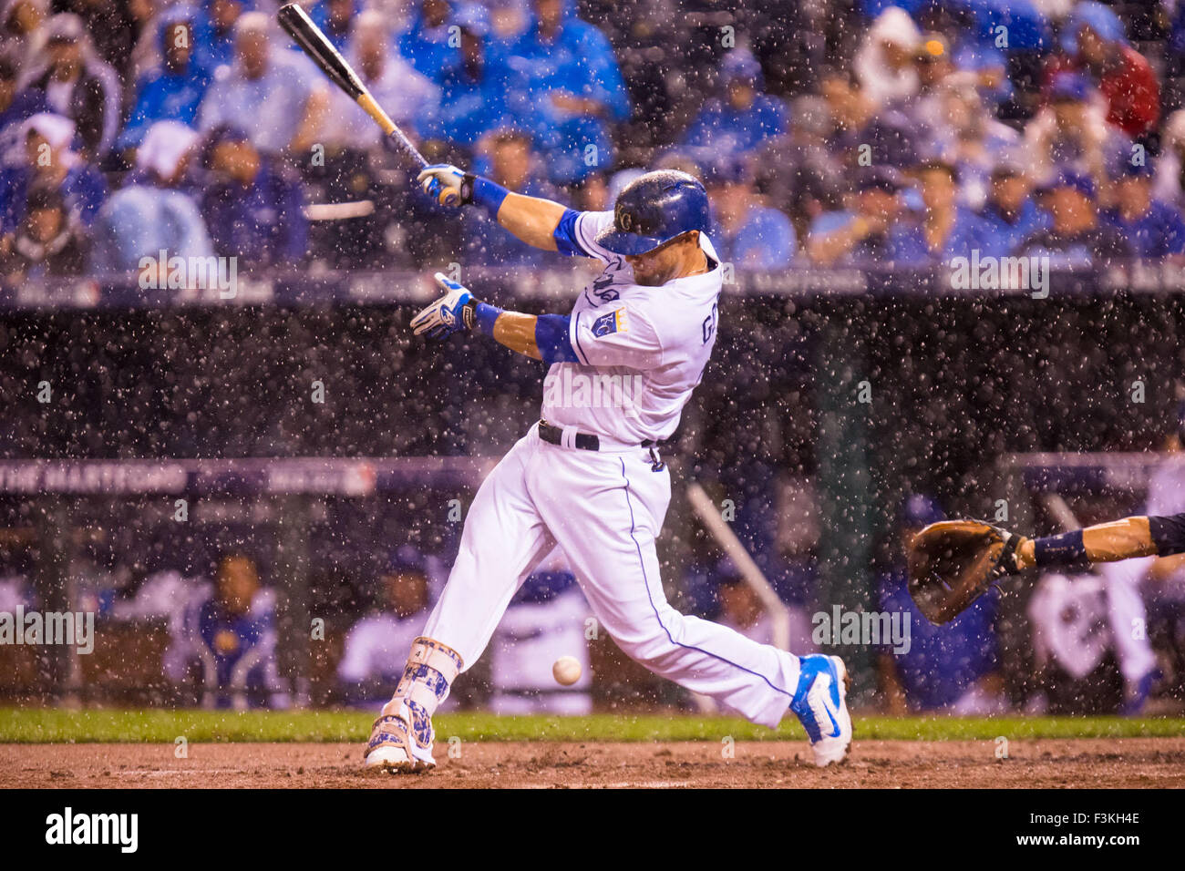 Kansas City, MO, USA. 05Th Oct, 2015. Alex Gordon # 4 des Royals de Kansas City combat les emplacements au cours d'un violent orage à la troisième manche pendant la partie 1 de la série de division entre les séries les Astros de Houston et les Royals de Kansas City à Kauffman Stadium de Kansas City, MO. Kyle Rivas/CSM/Alamy Live News Banque D'Images