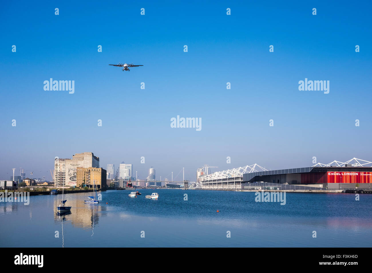 Avion sur le Royal Victoria Dock, Docklands, Londres, Angleterre, Royaume-Uni Banque D'Images