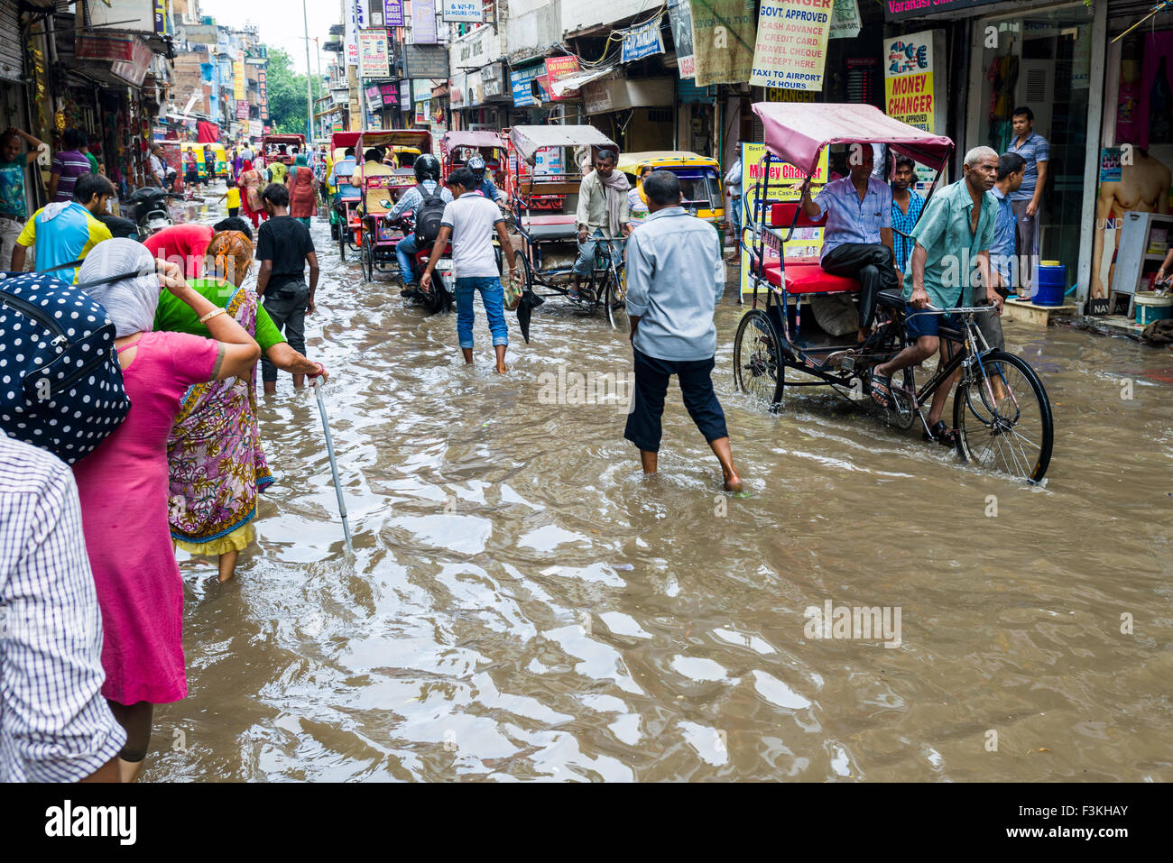 De nombreuses personnes et moteur rikshaws se déplace dans les rues inondées de la banlieue puchay après de fortes pluies de mousson Banque D'Images