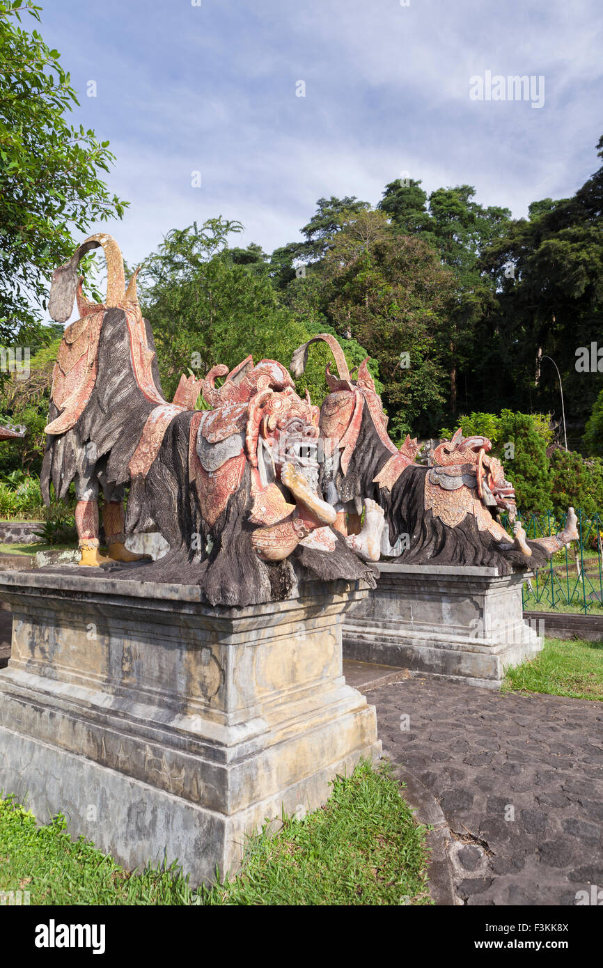 Statue peinte au palais aquatique Tirta Gangga, Bali, Indonésie Banque D'Images