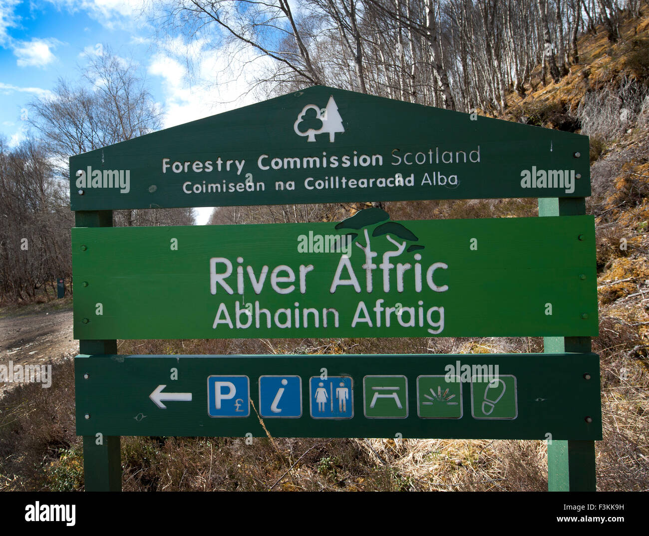 Panneau d'entrée au parking, rivière Affric Glen Affric, forêt écossaise, Highlands, Scotland, UK. Banque D'Images