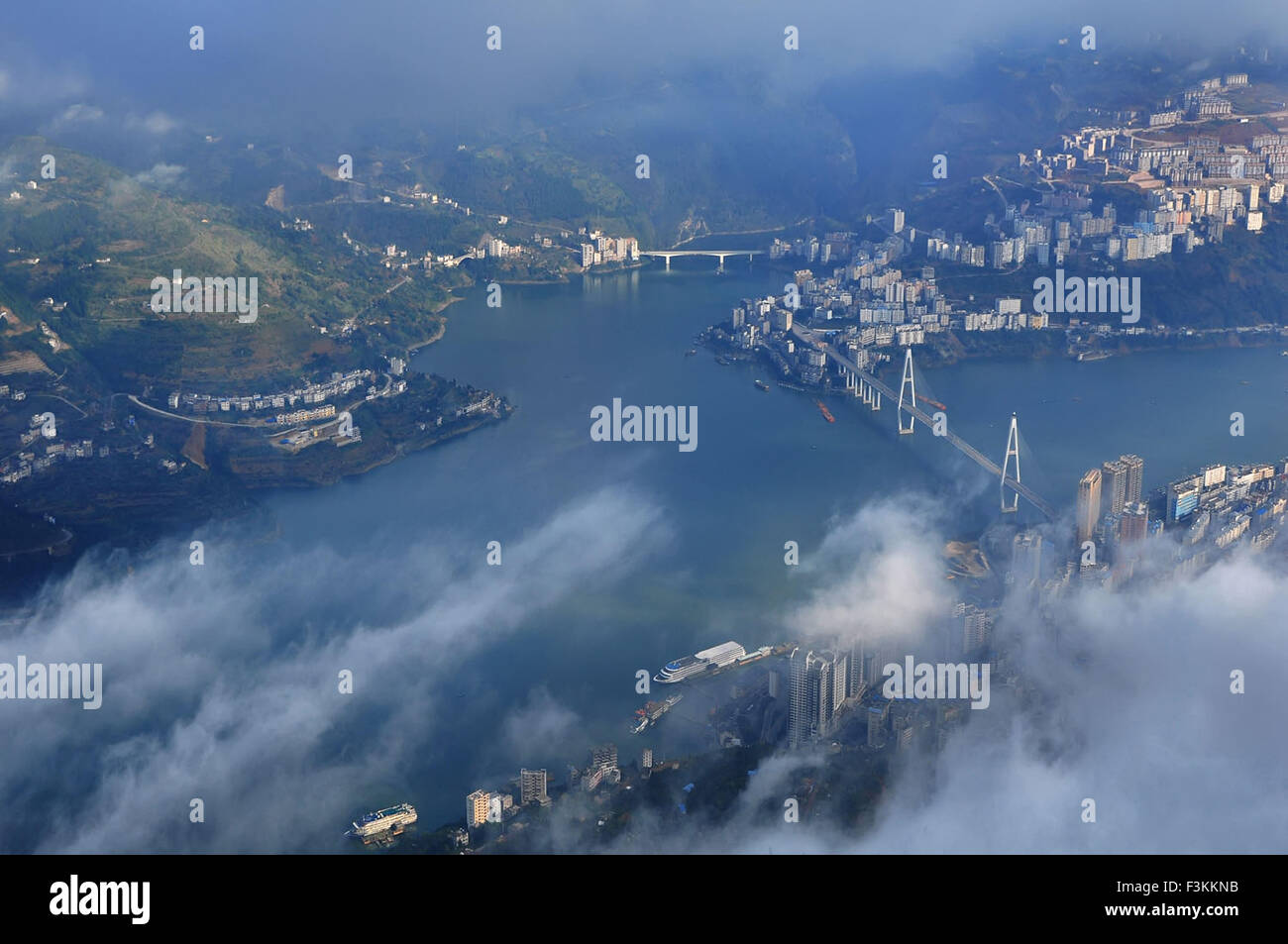 Enshi. 7 Oct, 2015. Photo prise le 7 octobre 2015, montre le paysage de brouillard-enveloppés Badong, comté de la province du Hubei en Chine centrale. © Hu Xuejun/Xinhua/Alamy Live News Banque D'Images