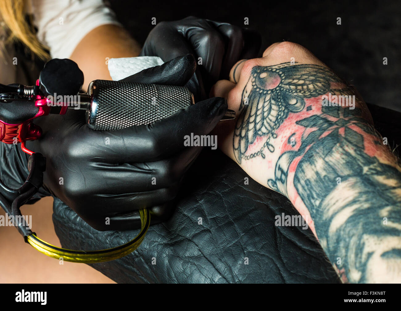 Tatoueur fait un tatouage au bras du client Banque D'Images