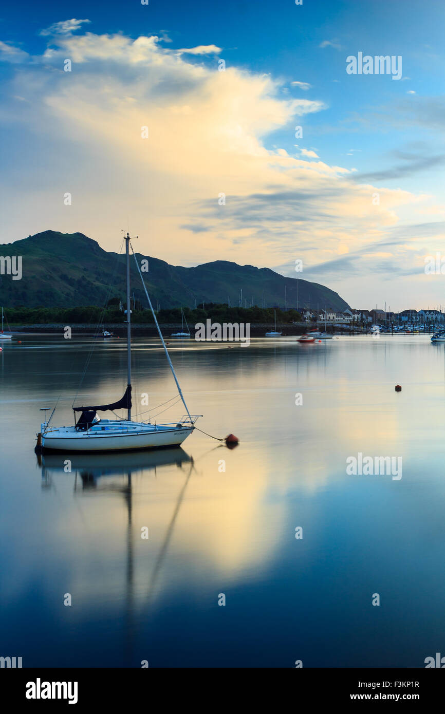L'eau, froide, bleue, de réflexion, en miroir, encore, la vente de bateaux, anchor, mât, garçon, Ciel, nuages, jour, nuit, crépuscule , déménagement, orange Banque D'Images