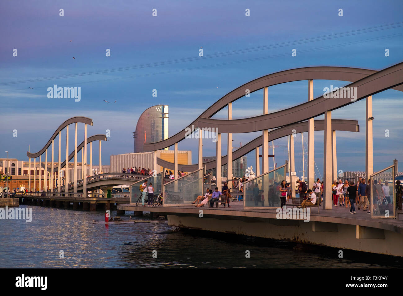 Rambla del Mar en Port Vell, un port de mer à Barcelone, Espagne Banque D'Images