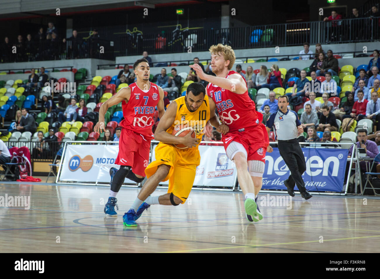 London UK 8 Octobre, 2015. Les Lions Londres dvd Zach Gachette est passé Bristol Flyers la défense. Londres Bristol Lions jouent dans la zone de cuivre Flyers, Parc olympique. Bristol Flyers wim 76-64. Credit : carol moir/Alamy Live News Banque D'Images