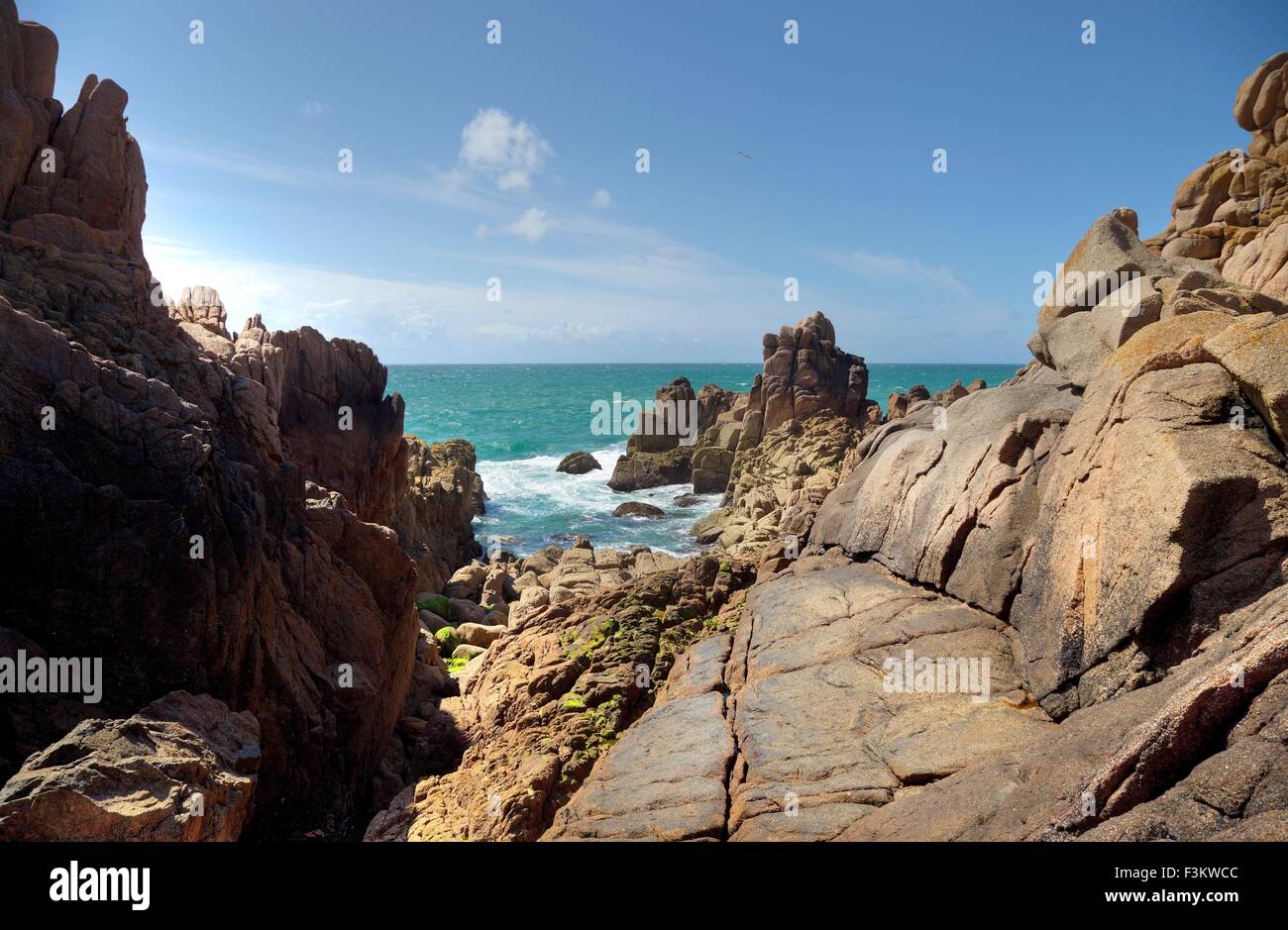 Face à la mer à travers les roches inhabituelles à la Corbiere, Jersey, Channel Islands, Royaume-Uni Banque D'Images