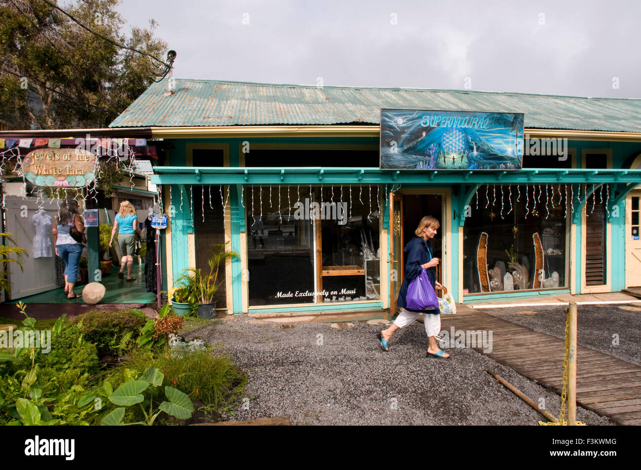 Joyaux de la Tara Blanche shop. Galerie d'art surnaturel. Makawao, Maui, Hawaii. Belle et unique de vêtements ! Les prix étaient super et le personnel était sympathique et bien informé, mais rien sur la mode, les vêtements et articles d'artisanat !. Makawao, l'arrière-scène, de la ville. Banque D'Images