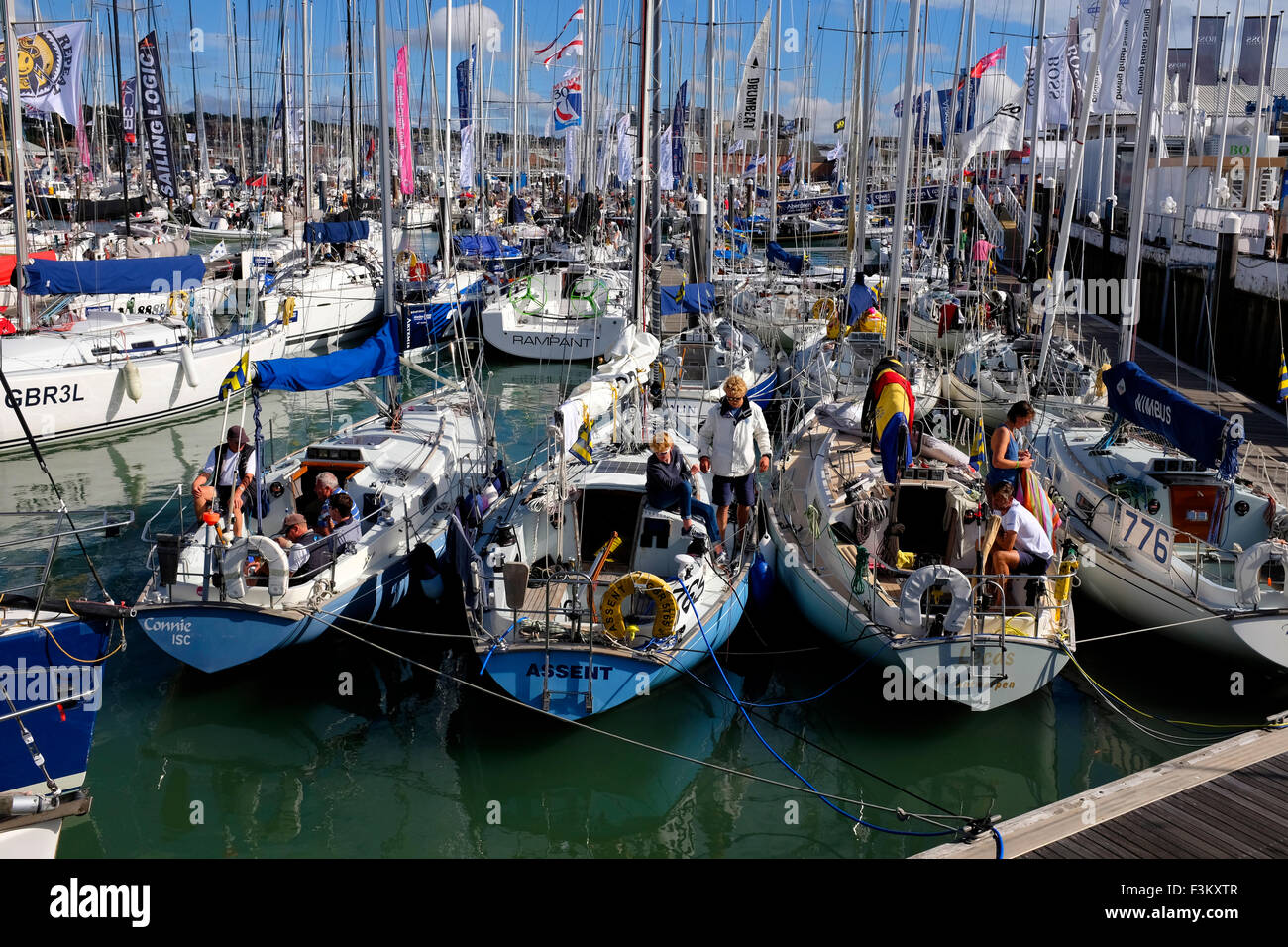 En 2015, la semaine de Cowes, île de Wight massé bateaux dans le bassin nord de Cowes Yacht Haven Yacht Racing, animations côté rive, bandes, Yacht Club scènes, 2015, la semaine de Cowes, île de Wight, Angleterre, Royaume-Uni, Banque D'Images