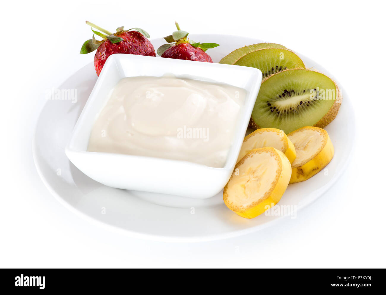 Bol isolé de yaourt avec des fraises, kiwis et bananes contre white Banque D'Images