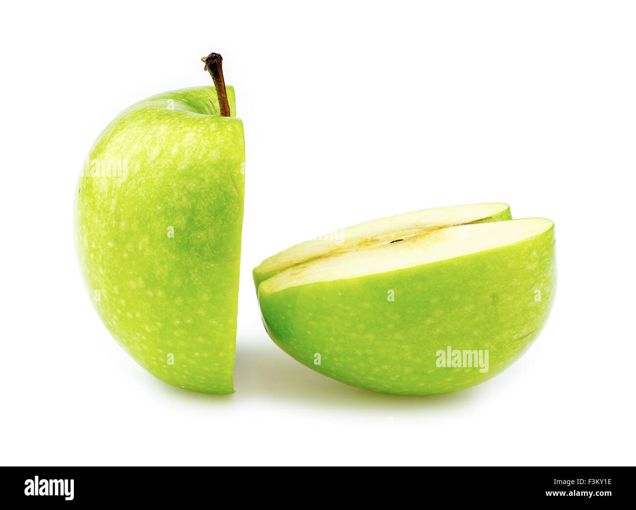 Macro gros plan de deux moitiés d'une pomme verte parfaitement coupés Banque D'Images