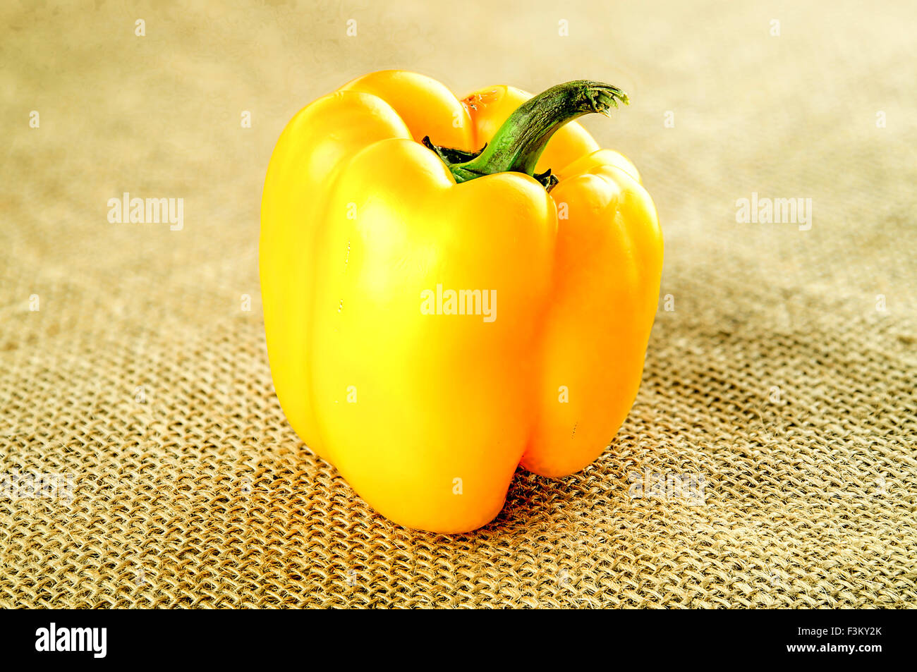 Farm Fresh organic poivron jaune sur sac en toile de jute Banque D'Images