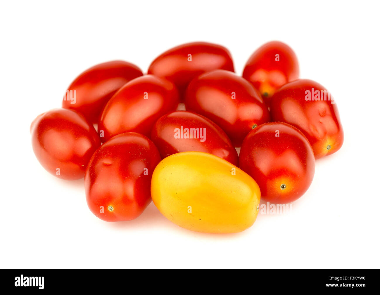 Groupe des fruits rouges et or tomates raisins blancs isolés contre Banque D'Images