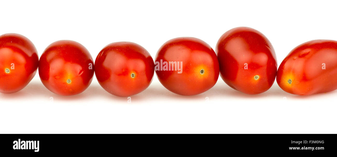 Ligne de matière organique naturelle rouge cerise tomates raisins isolated on white Banque D'Images