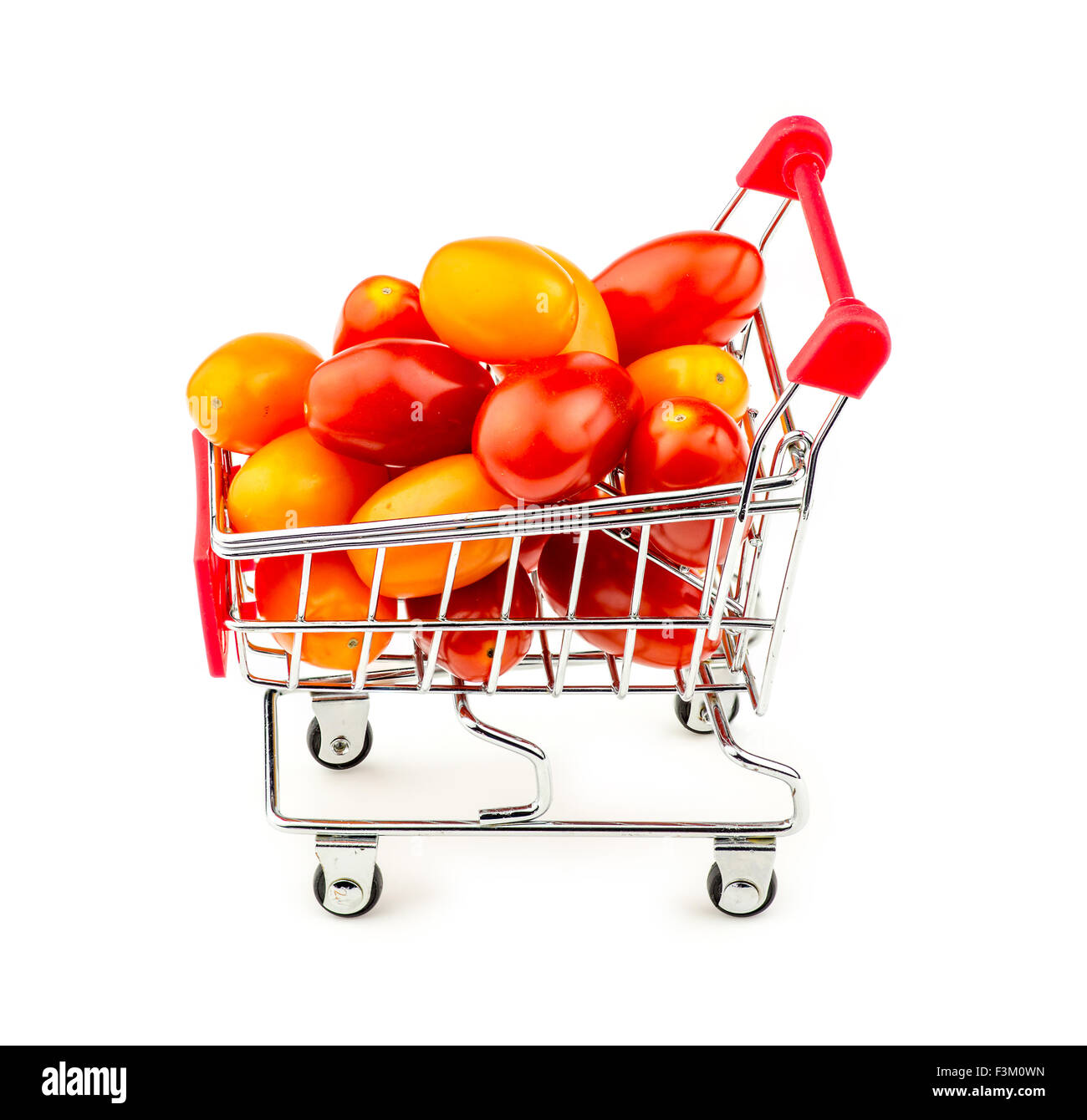 Bouquet coloré de petites tomates raisins dans panier isolated on white Banque D'Images