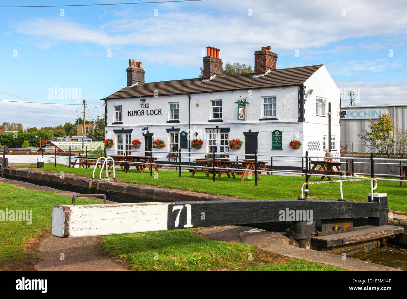 Le King's Pub de blocage sur le Trent et Mersey Canal à Middlewich Cheshire England UK Banque D'Images