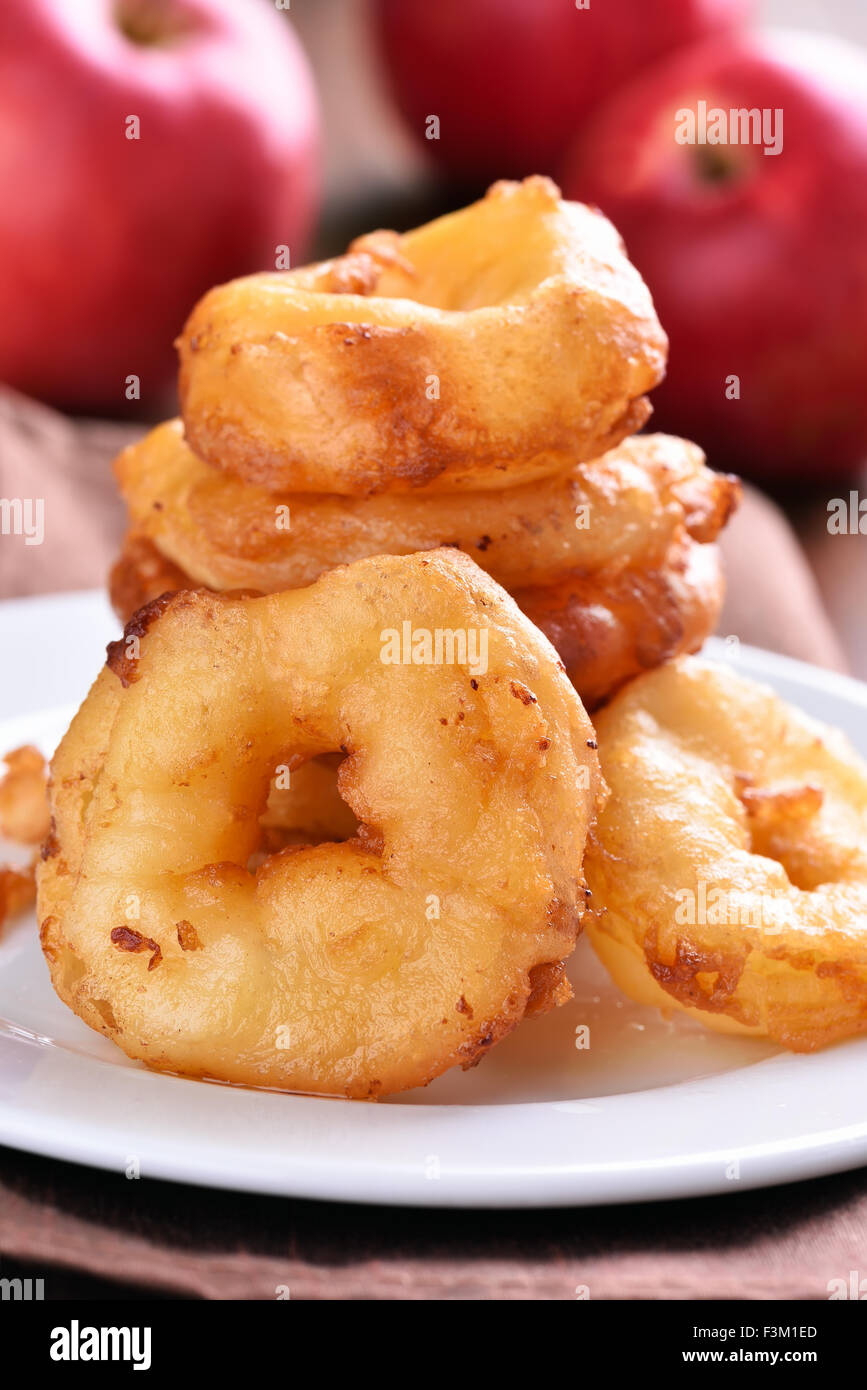 Apple rings on white plate, Close up view Banque D'Images